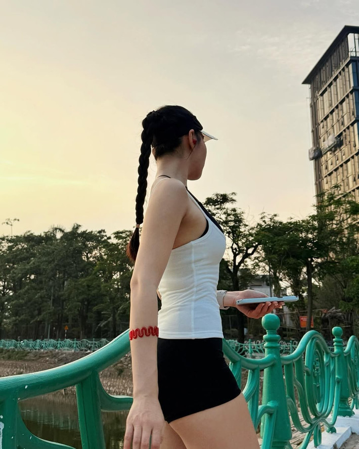 Trong những bức ảnh được chia sẻ, Đỗ Mỹ Duyên xuất hiện với trang phục thể thao đơn giản nhưng cực kỳ tôn dáng: áo ba lỗ trắng khoe bờ vai thon gọn và vòng eo săn chắc, kết hợp cùng quần shorts đen ôm sát làm nổi bật đôi chân dài quyến rũ.