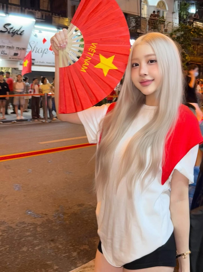 Những bức ảnh này nhanh chóng nhận được sự quan tâm của cộng đồng mạng, với nhiều lời khen ngợi dành cho nhan sắc và tinh thần yêu nước của cô. (Ảnh: IGNV)
