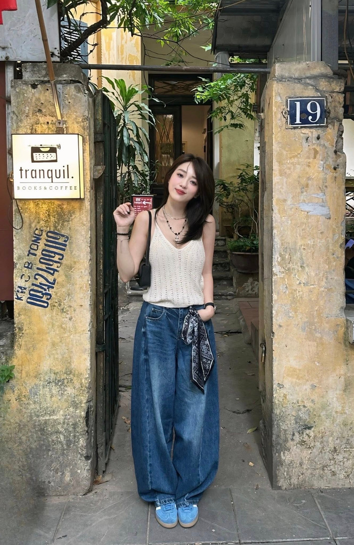 "Hot girl chạy bộ" lựa chọn lối trang điểm nhẹ nhàng, nhấn nhá ở mắt cùng màu son đỏ ấn tượng. (Ảnh: Facebook Hà Kim)