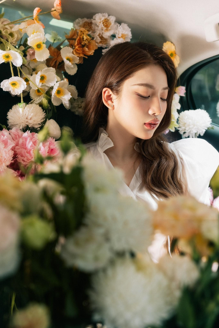 Nhan sắc xinh xắn, sắc sảo cùng lối nói chuyện khéo léo, duyên dáng chính là điểm cộng lớn giúp Dung bán vàng thu hút được một lượng lớn người hâm mộ.