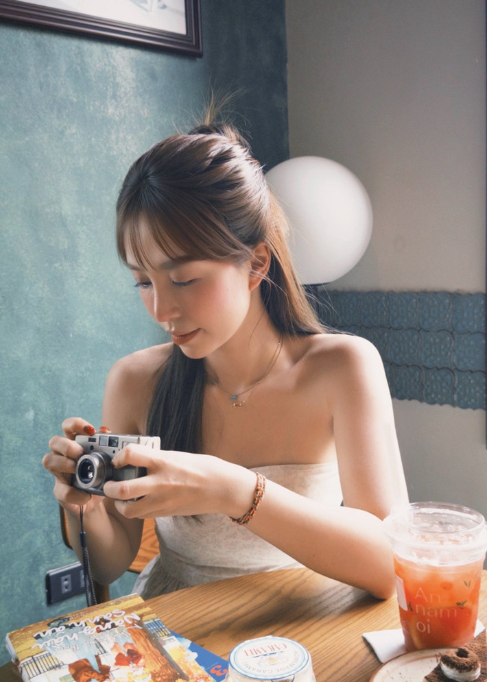 Cô nàng diện một chiếc áo quây đơn giản, khoe trọn bờ vai mảnh mai và quyến rũ. Làn da trắng mịn cùng chiếc cổ cao thanh tú càng làm nổi bật thêm vẻ đẹp dịu dàng của Mẫn Tiên.