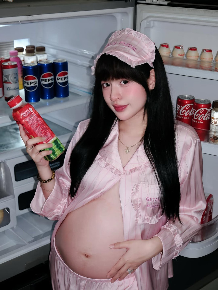 "Hot girl trứng rán" Trần Thanh Tâm vừa chia sẻ những khoảnh khắc đời thường đầy ấm áp trong bộ ảnh bầu thực hiện tại căn bếp quen thuộc. Khác với hình ảnh lộng lẫy thường thấy, lần này Thanh Tâm xuất hiện vô cùng giản dị và rạng rỡ với bụng bầu vượt mặt.