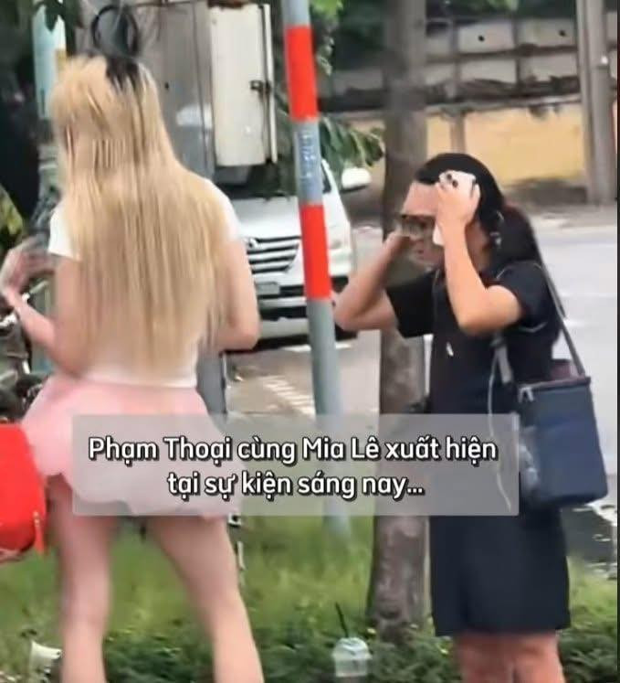 Đáng chú ý, Phạm Thoại xuất hiện với vẻ ngoài đơn giản, có phần xuề xòa, tay xách nách nách mang để hỗ trợ cho Mia Lê. Thoại cũng không làm lố hay cầu kỳ như trước đây mà ăn mặc bình thường, không trang điểm và tóc buộc túm phía sau.