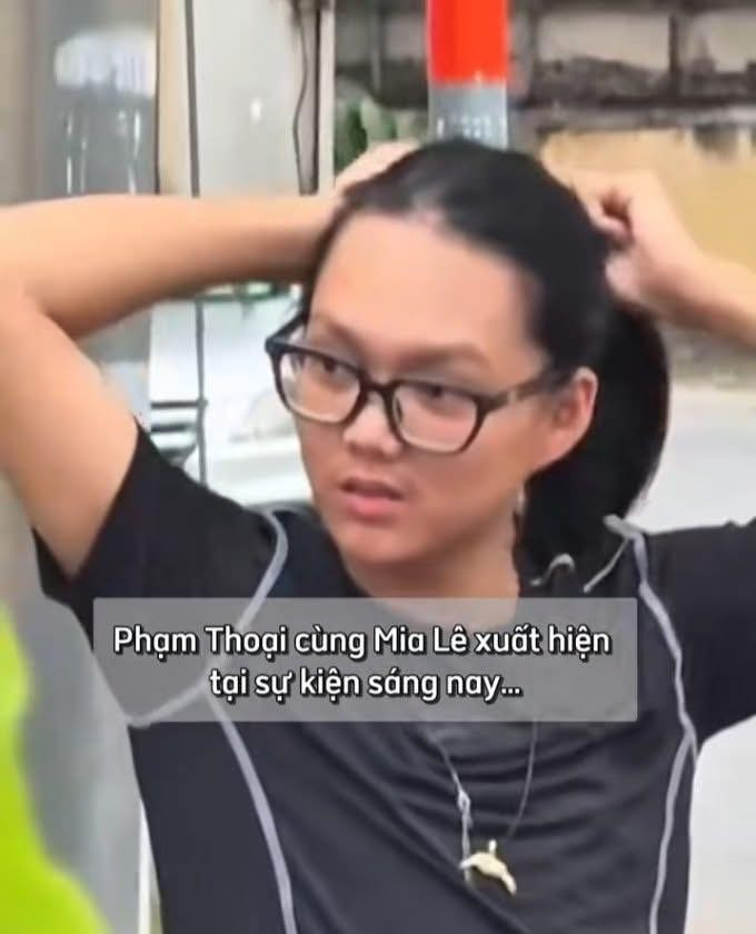 Mới đây, mạng xã hội lan truyền khoảnh khắc Phạm Thoại xuất hiện sau chuỗi ngày ở ẩn vì drama. Theo như đoạn video quay lại, Tiktoker đi cùng Mia Lê (Lê Văn Hiện, sinh năm 2001) - TikToker đang được cho là “gà cưng” của công ty Phạm Thoại.