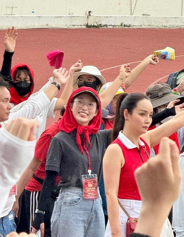 Cô đứng giữa hàng ngũ, gương mặt lấm tấm mồ hôi nhưng luôn nở nụ cười tươi tắn. Hình ảnh này đã khiến nhiều người hâm mộ xúc động và bày tỏ sự ngưỡng mộ. (Ảnh: IGNV)