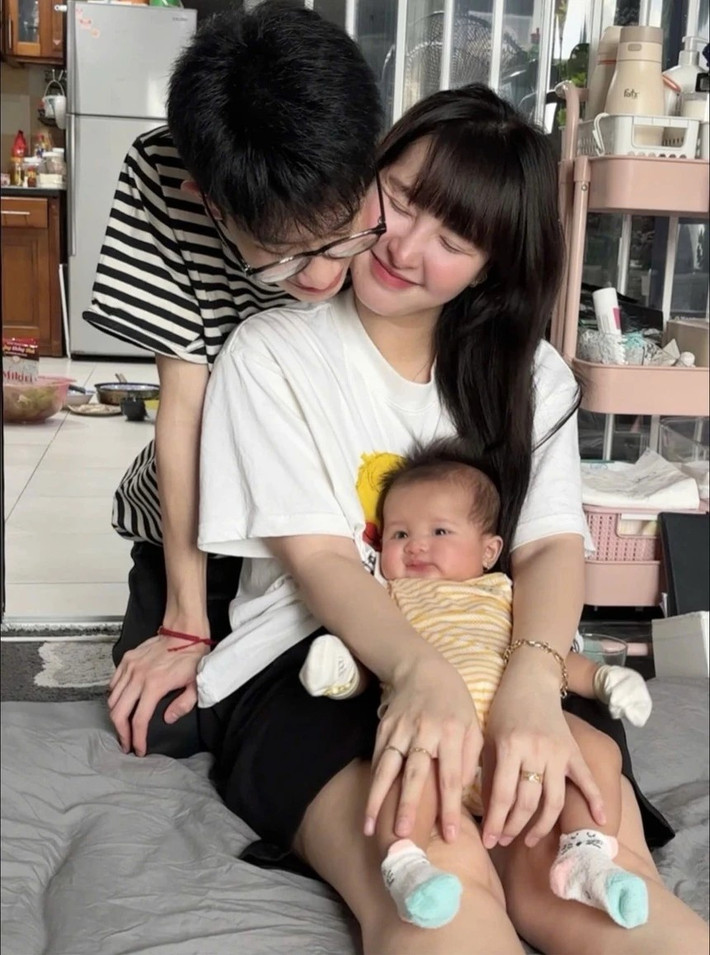 Ngoài ra, nữ streamer cũng thường xuyên chia sẻ bài viết liên quan đến thành tích của chồng trên mạng xã hội, thể hiện niềm tự hào về nửa kia.