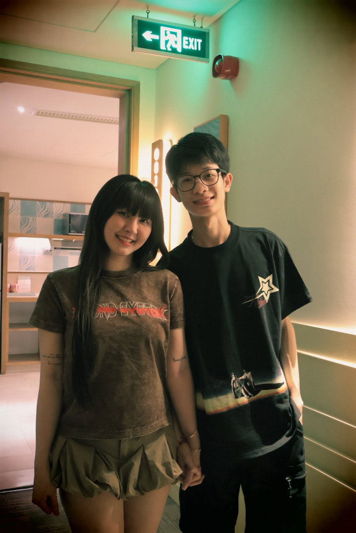 Nữ streamer lên xe hoa với tuyển thủ PUBG Mobile Phan Văn Đông (sinh năm 2003) vào cuối năm ngoái. Chuyện tình “Chị ơi, anh yêu em” chênh lệch đến 9 tuổi thu hút sự chú ý, quan tâm từ phía công chúng.