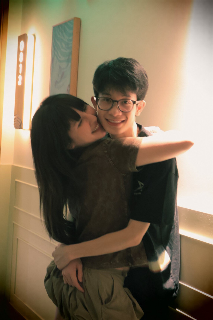 Mới đây, Ngân Sát Thủ đăng tải hình ảnh bên nửa kia với dòng chú thích tình cảm: “Dáng vẻ của cô gái được nuông chiều”. Bộ hình nhận về hàng chục nghìn lượt yêu thích cùng bình luận đến từ người hâm mộ.