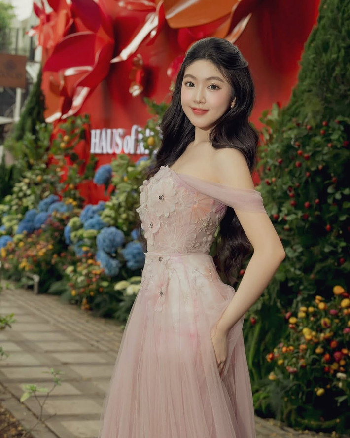 Váy có dáng xòe nhẹ, bồng bềnh với chất liệu voan hoặc tulle, tạo cảm giác bay bổng, thanh thoát như một nàng công chúa bước ra từ cổ tích.