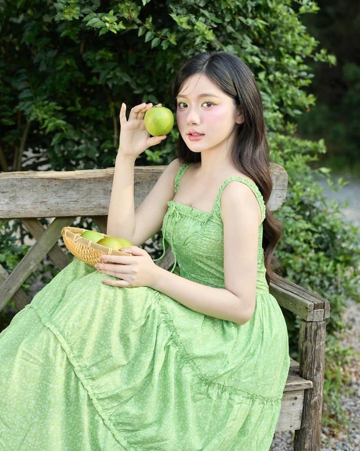 Phong cách thời trang trong bộ ảnh lần này của cô nàng hướng tới sự tối giản mà tinh tế, không cầu kỳ phụ kiện nhưng vẫn tạo được điểm nhấn nhờ chất liệu mỏng nhẹ, hòa quyện cùng ánh sáng tự nhiên.