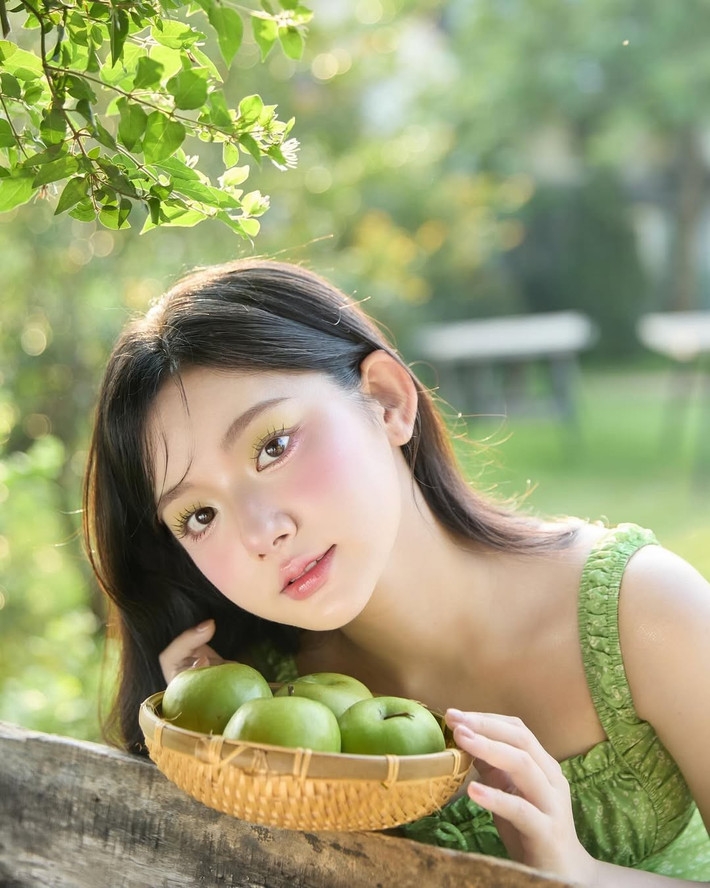 Vẫn giữ nét đặc trưng với làn da trắng, mái tóc dài bồng bềnh và lối trang điểm trong trẻo, Quỳnh Trương toát lên vẻ đẹp vừa hiện đại vừa mộng mơ.