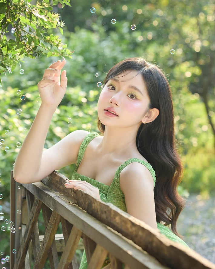 Trong bộ váy xanh lá dịu dàng, cô nàng khoe nhan sắc ngọt ngào như một “nàng tiên xanh” giữa khu vườn mùa hè rực rỡ.