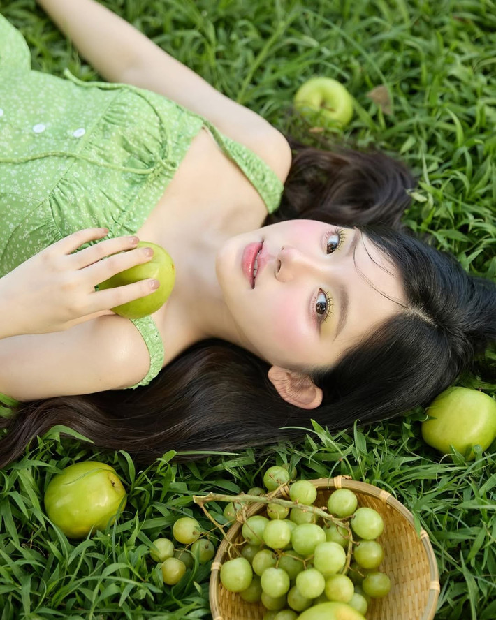 Những quả táo, quả nho xanh trong giỏ mây như “đạo cụ” phụ họa giúp tổng thể thêm phần sinh động, cổ tích.