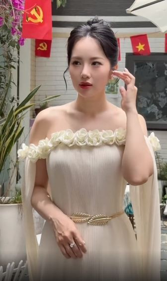 Đặc biệt, phần tay áo buông dài phía sau tạo cảm giác bay bổng, mềm mại – khiến cô nàng trông chẳng khác gì một “nữ thần Hy Lạp” giữa không gian decor thanh lịch.