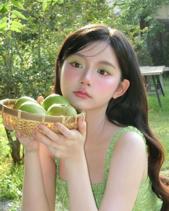 Với những người thường xuyên lướt Tiktok, Quỳnh Trương là gương mặt vô cùng quen thuộc. Cô nàng gây ấn tượng với những video mukbang thú vị. Mới đây Quỳnh Trương khiến người hâm mộ phải xuýt xoa với loạt ảnh mới trong tạo hình đậm chất cổ tích.