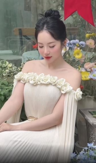 Thần thái tự tin, quyến rũ nhưng vẫn giữ được nét trong trẻo, gần gũi – chính là điểm cuốn hút riêng biệt mà Loan Barbie luôn mang đến.