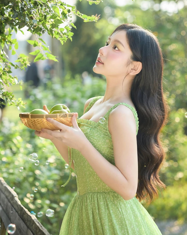 Chiếc váy hai dây dáng xòe mang tông xanh pastel chấm bi li ti mang đến cảm giác tươi mát, trẻ trung và nhẹ nhàng – đúng tinh thần của mùa hè.