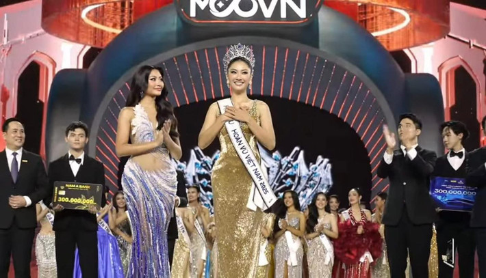 Chung kết Hoa hậu Hoàn vũ Việt Nam (Miss Cosmo Vietnam 2025) diễn ra tại thành phố biển Nha Trang với hơn 3.000 khán giả theo dõi trực tiếp. Sau vòng tranh biện, người đẹp Nguyễn Hoàng Phương Linh được gọi tên cho ngôi vị Hoa hậu Hoàn vũ Việt Nam 2025.