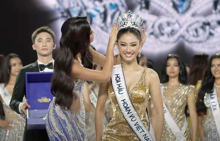 Trong phần ứng xử, Nguyễn Hoàng Phương Linh nhận được câu hỏi về việc các cuộc thi nhan sắc ngoài quảng bá hình ảnh, có thể đóng góp gì cho sự vươn mình của dân tộc. Thí sinh mang số báo danh 383 nói với các cuộc thi nhan sắc, trong đó có Miss Cosmo Vietnam là trao quyền cho phụ nữ. "Người phụ nữ không chỉ đồng hành mà có thể dẫn dắt sự phát triển của đất nước. Để làm được điều đó, người phụ nữ cần phải học. Khi một người phụ nữ học thì cả thế hệ thay đổi".