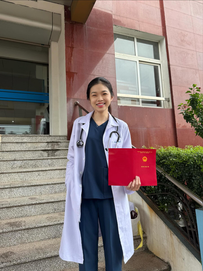 Được biết đến với biệt danh "Chị áo phao đen", TikToker Vũ Thị Quỳnh Anh là một trong những nhà sáng tạo nội dung được nhiều người yêu mến với những content hài hước, sáng tạo. Chính vì hình tượng luôn vui vẻ, hài hước, khi Quỳnh Anh khoe bằng tốt nghiệp đại học, cư dân mạng không khỏi bất ngờ. (Ảnh: FBNV)