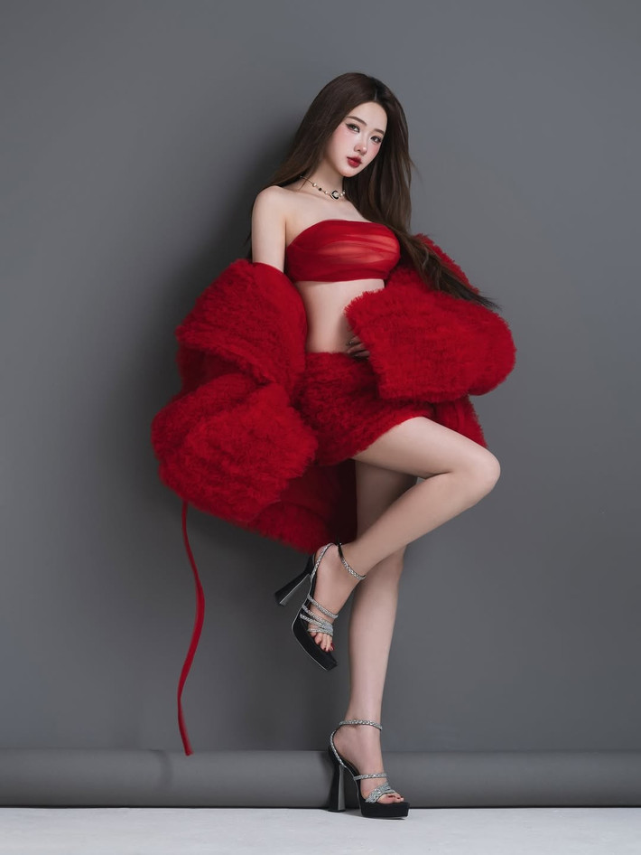 Những ai đã theo dõi Diệu Linh từ lâu đều không lạ với phong cách nữ tính, gợi cảm cô nàng. Người đẹp sinh năm 2004 cũng được nhận xét bên ngoài, qua ống kính của “team qua đường” vẫn xinh đẹp phát sáng.