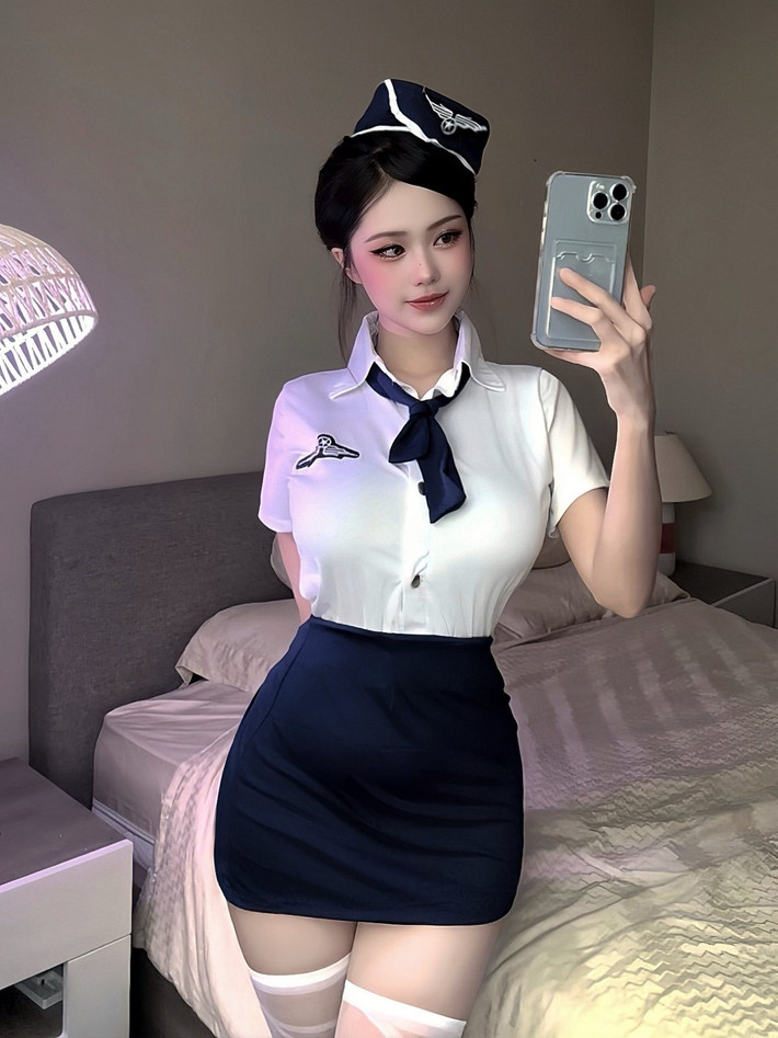 Cô khéo léo biến tấu chiếc áo bằng cách thắt nút, tạo điểm nhấn khoe trọn vòng eo săn chắc. (Ảnh: FBNV)
