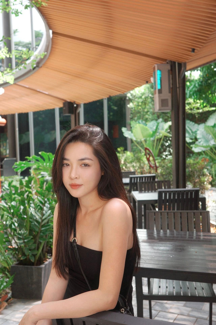Dù đã trải qua nhiều can thiệp "dao kéo" trên gương mặt, các đường nét của Thanh Quỳnh vẫn rất tự nhiên, không hề đơ cứng. Gương mặt cô vẫn giữ được sự hài hòa, thanh tú, khó có thể nhận ra dấu vết của phẫu thuật thẩm mỹ. (Ảnh: FBNV)