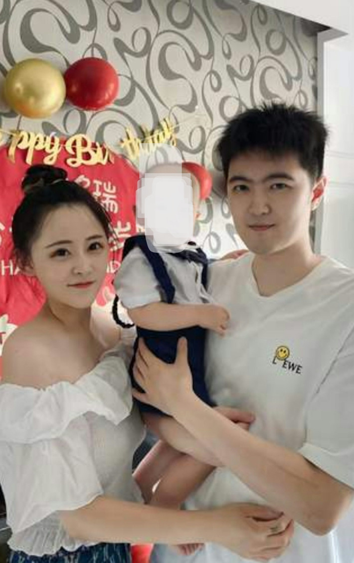 Thông tin cô nàng qua đời mới đây đã khiến nhiều fan của Tiểu Hạo cảm thấy vô cùng tiếc thương. Thông báo này được chồng cô đăng tải trên trang Douyin cá nhân với hơn 1,2 triệu người theo dõi, nơi anh ghi lại hành trình chữa bệnh của vợ. (Ảnh: LINE TODAY)