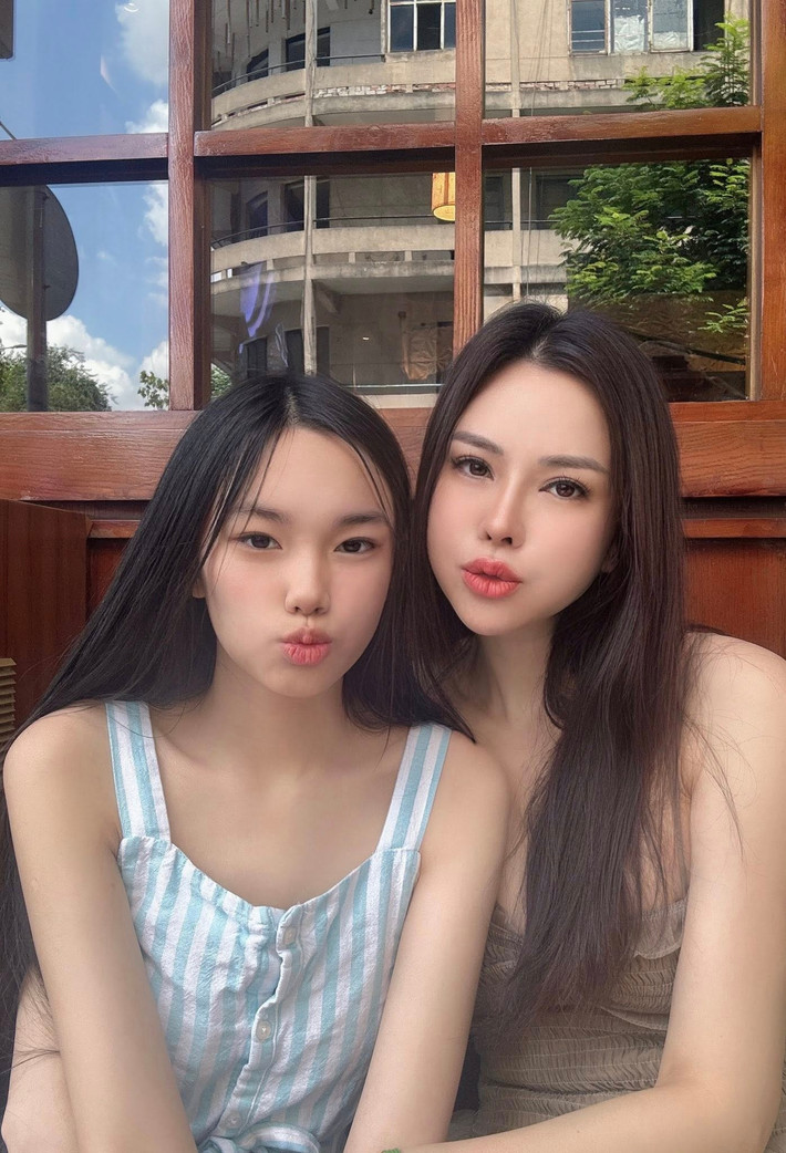 Trong những bức hình chụp cùng con, Đào Lan Phương cho thấy nhan sắc trẻ trung ở tuổi ngoài 40. Nhiều người còn bình luận vui rằng trông cô và con chỉ như "hai chị em mà thôi".