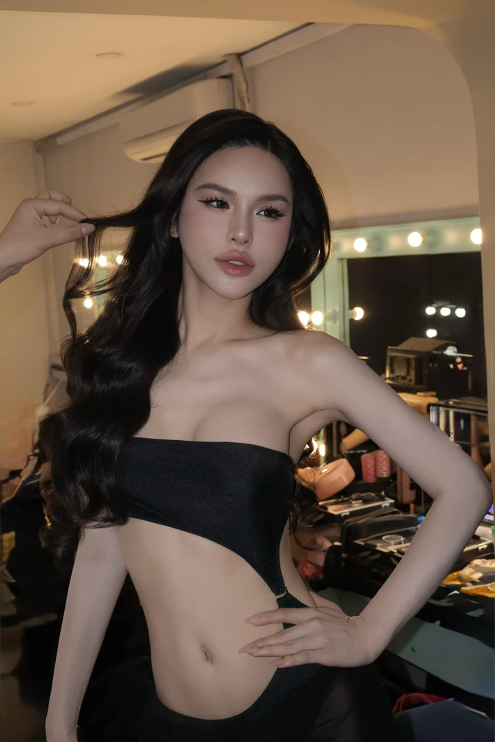 Sau khi công khai phẫu thuật thẩm mỹ chuyển giới, Mẫn Nhi gắn liền với hình ảnh gợi cảm, quyến rũ.