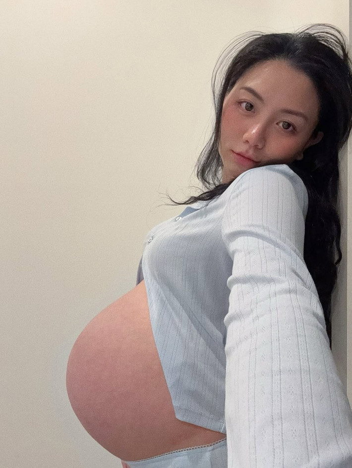 Dù không cầu kỳ, chính sự tự nhiên và hạnh phúc thể hiện qua ánh mắt, nụ cười đã làm tôn lên vẻ đẹp rất riêng của bà bầu Tô Sa.