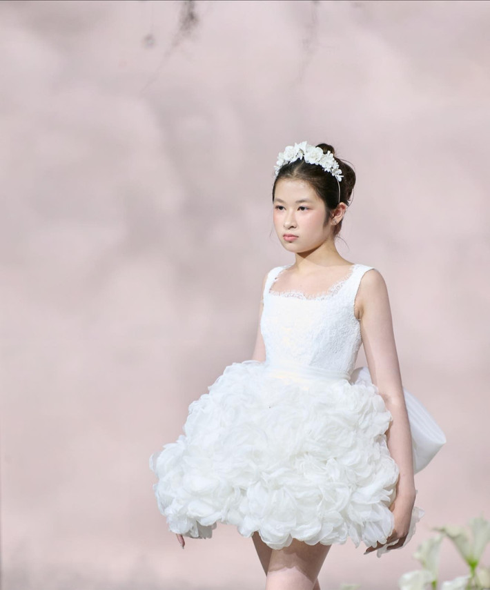 Với nhan sắc cuốn hút và phong thái tự tin, chuyên nghiệp trên sàn catwalk, bé Cát được kỳ vọng sẽ tiếp tục được sải bước trên những sân khấu lớn trong tương lai.