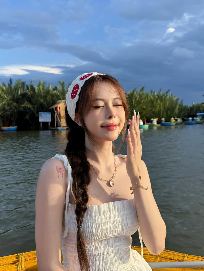 Năng động, chăm chỉ, Ngân Hà hiện sở hữu khối tài sản đáng nể. Mới đây, cô nàng vừa tậu chiếc xế hộp Mercedes-Benz khiến nhiều người phải xuýt xoa.