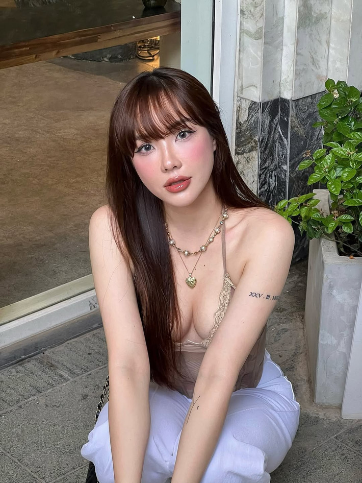 Võ Phương Linh hiện là gương mặt được yêu thích trong giới influencer thời trang, không chỉ bởi ngoại hình cuốn hút mà còn nhờ khả năng biến hóa phong cách đa dạng – từ dịu dàng nữ tính đến sang chảnh, hiện đại.