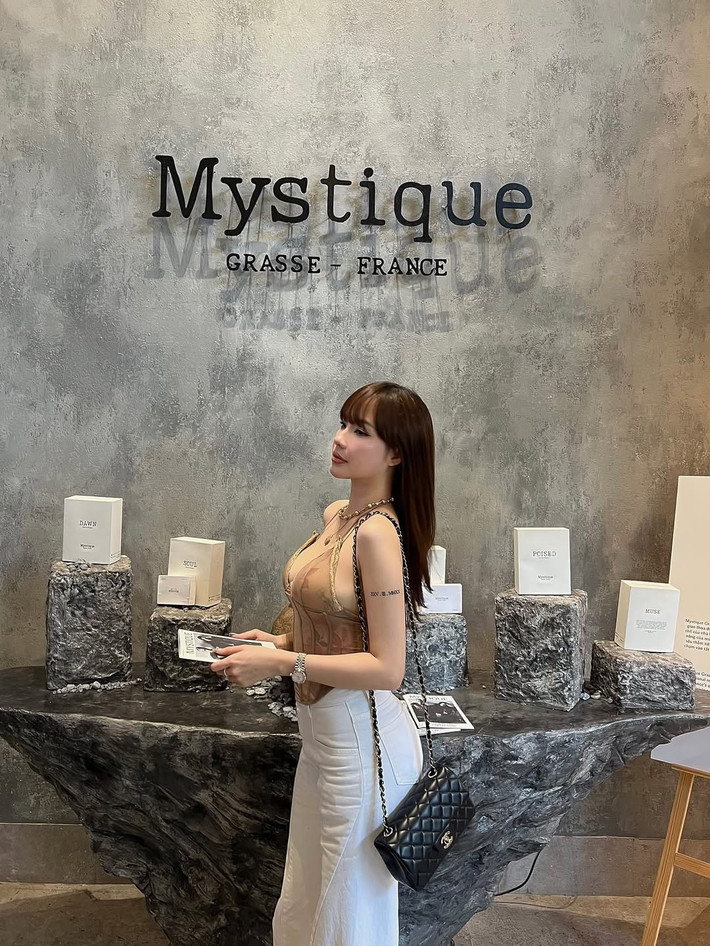 Chiếc túi Chanel cổ điển là điểm nhấn đắt giá, tôn thêm vẻ đẳng cấp và gu thẩm mỹ thời thượng của Phương Linh.