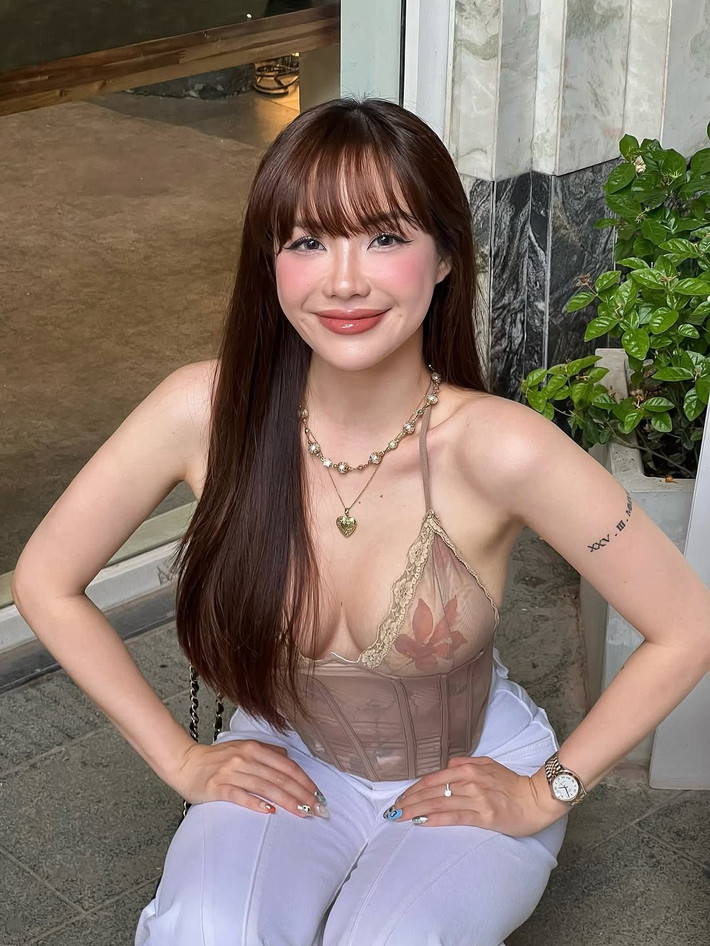 Cô nàng hiện là mẫu ảnh tự do. Loạt ảnh đời thường xinh đẹp của Phương Linh từng được chia sẻ trên hội chuyên đăng ảnh gái xinh châu Á, nhận được hàng nghìn lượt thích.