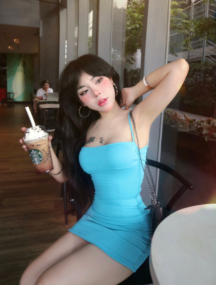 Gần đây, chiếc váy bodycon màu xanh thiên thanh với kiểu dáng ôm sát, tôn đường cong đã trở thành tâm điểm khi được hàng loạt hot girl đình đám chọn diện, tạo nên một cuộc đối đầu nhan sắc đầy thú vị trên mạng xã hội. (Ảnh: IG @baokhuyen.susan)