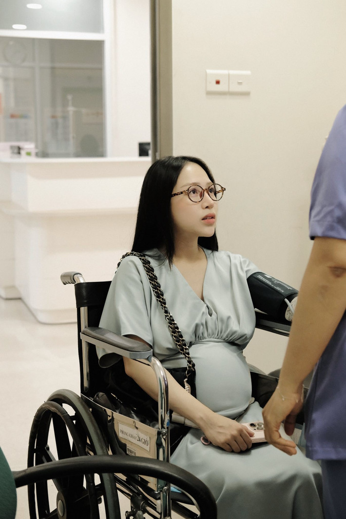 Ngay trước ngày dự sinh, Joyce Phạm đã đăng tải bộ ảnh bầu xinh đẹp trong studio, thông báo rằng đây là loạt ảnh kỉ niệm cuối cùng trước khi lâm bồn.