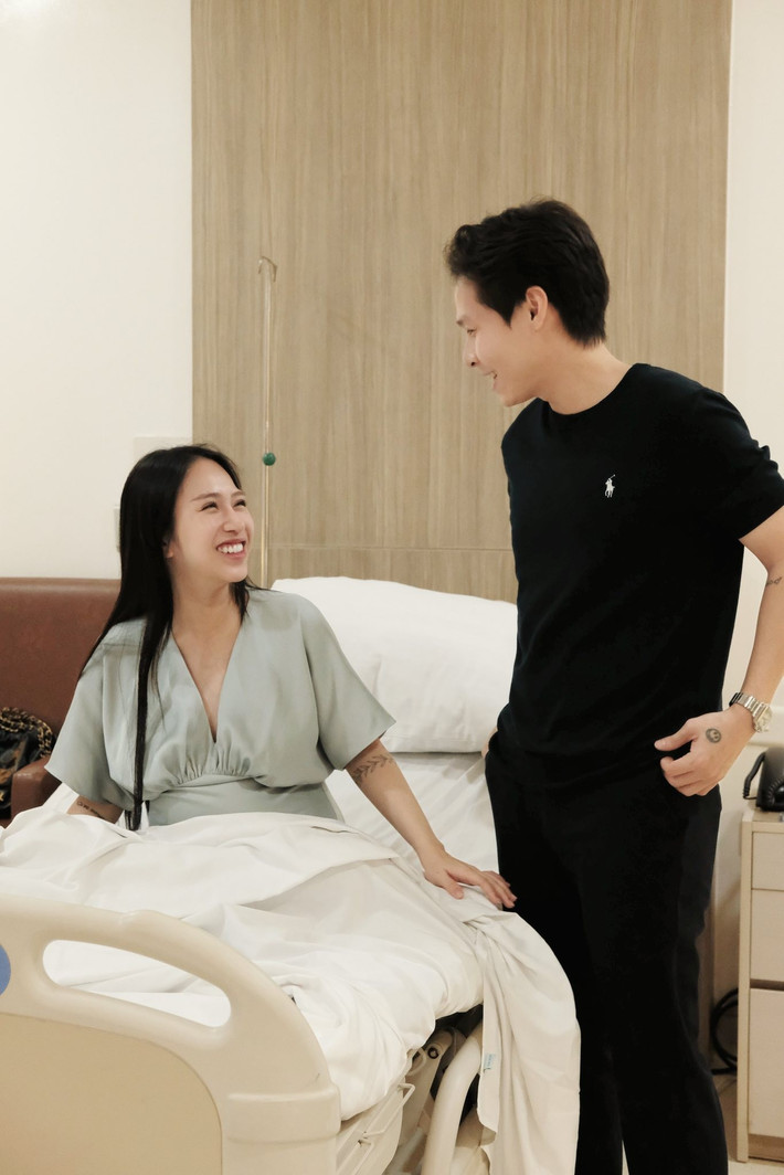 Cùng trong ngày, Joyce Phạm cũng chia sẻ mâm cúng đầy tháng lên story cá nhân, khiến nhiều người suy đoán rằng có thể cô nàng đã sinh con rồi nhưng vẫn giú kín cho đến hiện tại mới chia sẻ.