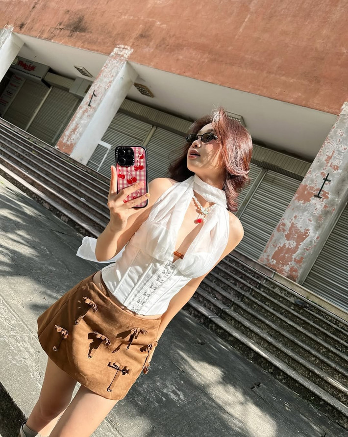 Không chỉ nổi lên nhờ thần thái hay vóc dáng, nhiều hot girl Việt còn được biết đến với khả năng phối đồ sáng tạo. Họ không ngại thử nghiệm những phong cách mới, từ thanh lịch, nữ tính đến năng động, táo bạo, tạo nên một làn gió mới mẻ cho làng thời trang của giới trẻ. (Ảnh: @chaichanh)