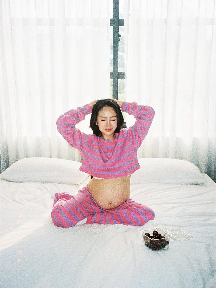 Hiện tại Joyce Phạm đang ở giai đoạn cuối thai kỳ, ai cũng khen cô nàng chửa lần 4 còn xinh đẹp trẻ trung hơn lần đầu, ngoại trừ bụng bầu to thì vóc dáng Joyce Phạm gần như không có gì thay đổi so với trước.