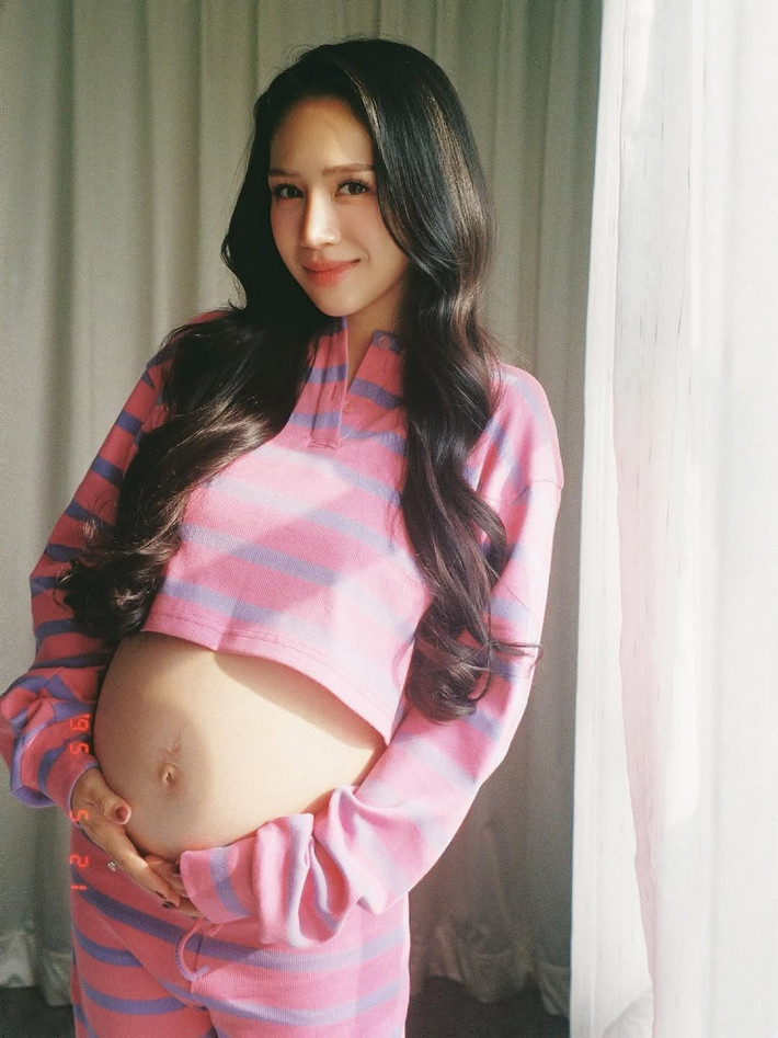 Trong loạt ảnh được chia sẻ, cô diện một set đồ thun crop-top và quần dài, với họa tiết kẻ sọc ngang màu hồng và xanh pastel đầy trẻ trung và năng động.