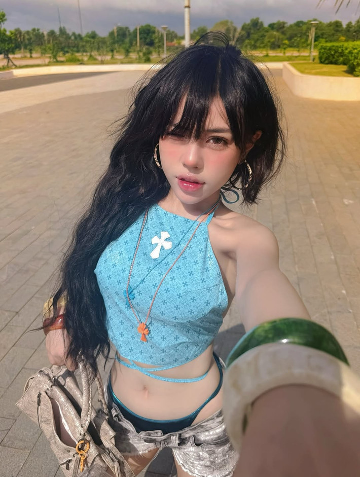 Đáng chú ý, cô nàng còn mạnh dạn nhờ fan chấm điểm cho outfit của mình, và không ngoài dự đoán, những lời khen "có cánh" đã liên tục đổ về, khẳng định sức hút không thể phủ nhận của Bảo Khuyên.