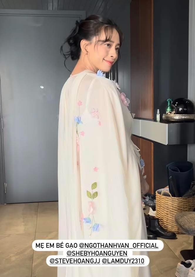 Những hình ảnh từ buổi tiệc được chia sẻ cho thấy một Ngô Thanh Vân đầy nữ tính và hạnh phúc. Cô diện chiếc váy trắng tinh khôi được điểm xuyết những bông hoa thêu nổi bật với gam màu pastel nhẹ nhàng như hồng, xanh dương, xanh lá.
