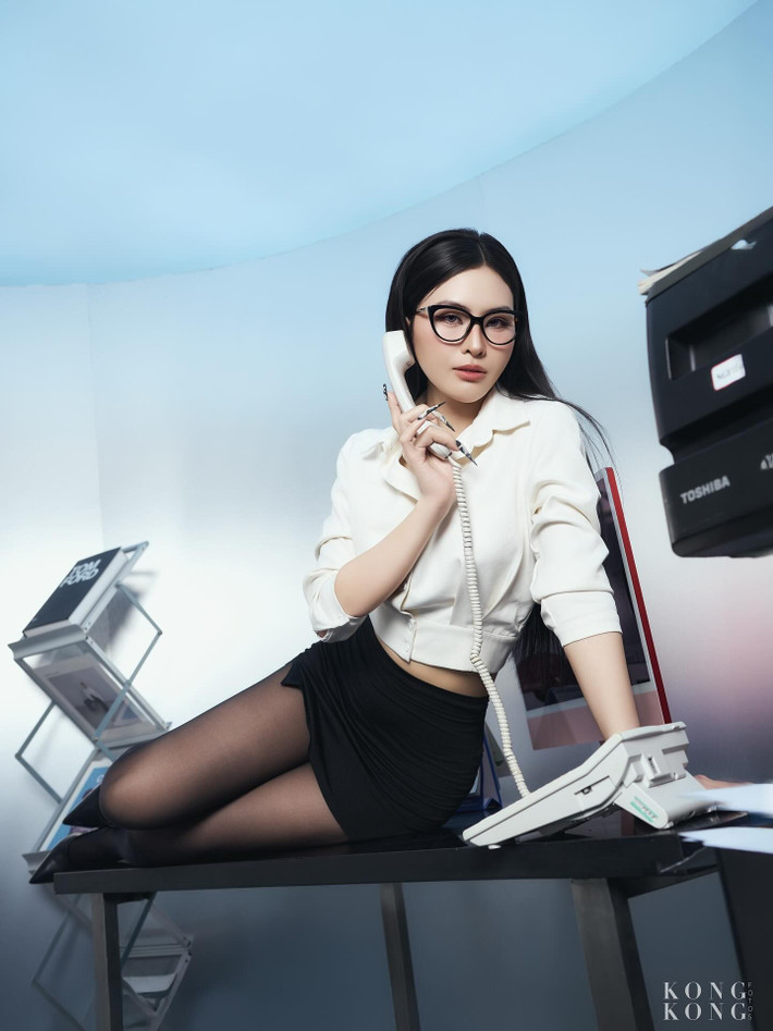 Với mái tóc đen dài thẳng mượt và thần thái lạnh lùng, cô nàng biến không gian văn phòng trở thành sàn diễn cá nhân. (Ảnh: IGNV)