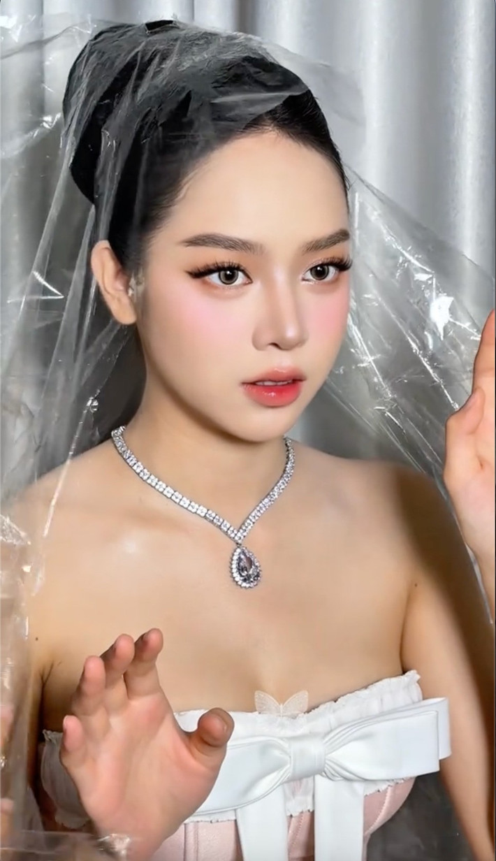 Đu trend hóa thân "búp bê sống" hiện tại, rất nhiều mỹ nhân cũng đã nhận về loạt lời khen ngợi. Khi đu trend, nhân vật chính sẽ hóa thân thành một nàng búp bê với đúng một biểu cảm, được đóng gói trong một chiếc túi bóng đang được "unbox".