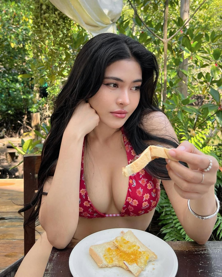 Điều đặc biệt là cô nàng hot girl này cũng từng được cư dân mạng Việt Nam chú ý với loạt ảnh du lịch ở phố cổ Hội An.