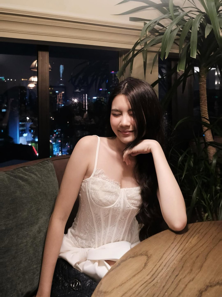 Trong những bức hình, Hạt Dẻ xuất hiện trong một chiếc váy trắng tinh khôi, với phần corset ren giúp tôn lên vóc dáng mảnh mai, quyến rũ.