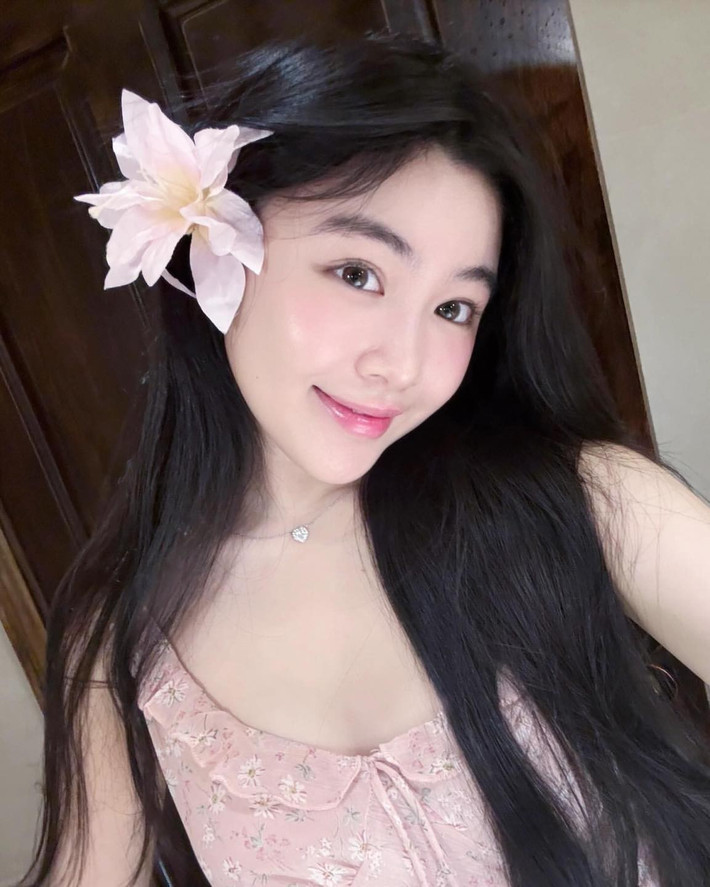 Đây không phải lần đầu tiên cô nàng gây sốt mạng xã hội với diện mạo xinh đẹp, nhưng mỗi khoảnh khắc đều là một lần khiến netizen phải trầm trồ: "Nàng thơ", "ôi nữ thần của lòng tôi", "xinh quá đi mất".