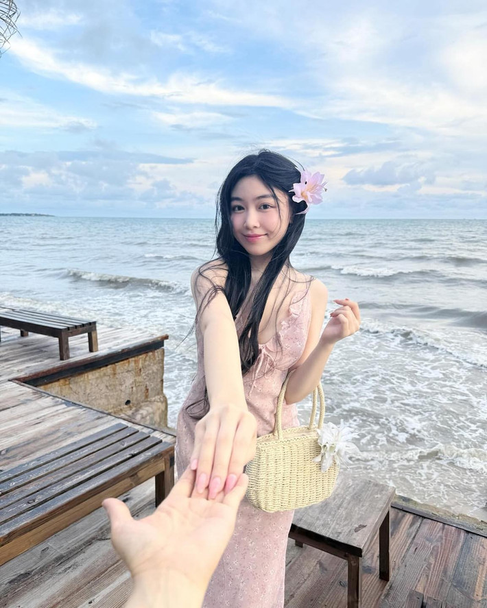 Điểm nhấn nằm ở phần phụ kiện mà Lọ Lem sử dụng, bông hoa lớn cài nhẹ bên tóc không chỉ tôn thêm nét thơ mộng mà còn khiến tổng thể trở nên hài hòa và đầy chất thơ.